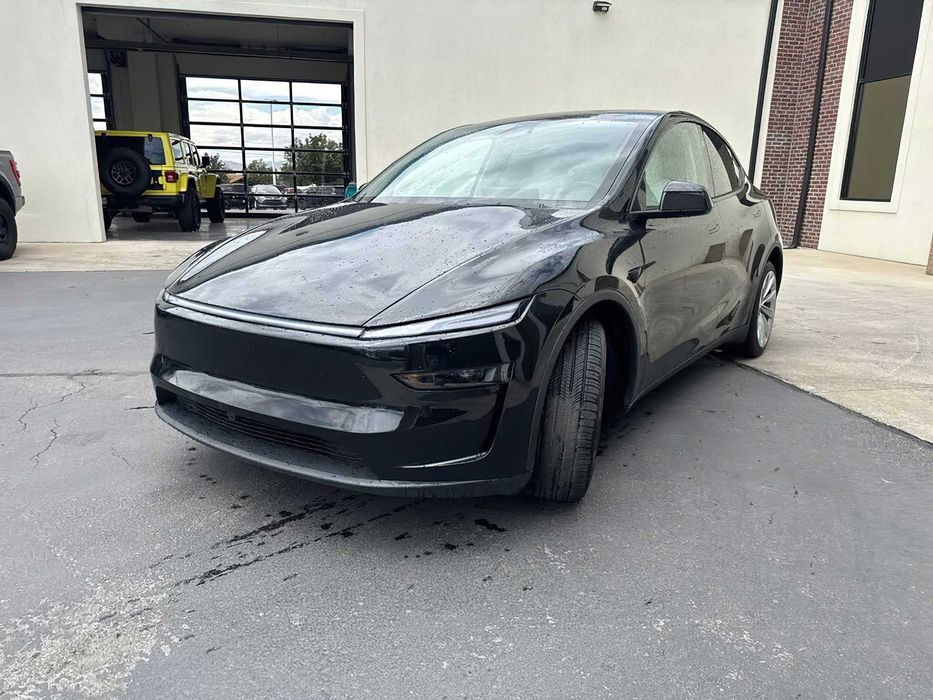 Tesla Model Y      2026