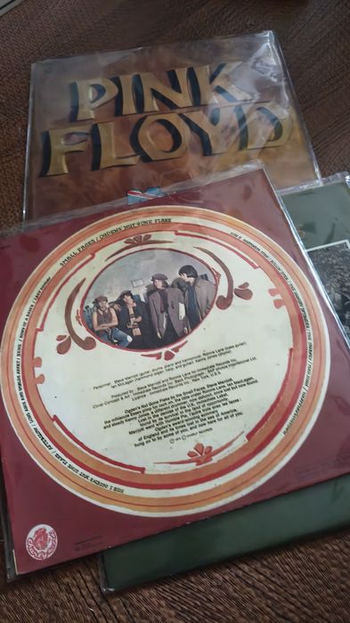 The 
Fisherman's  Blues

Pink Floyd 
Masters of rock 
Capas e discos muito bom estado 
45€
Musica Brasileira 
Capas bom estado 
Discos como novos
20€