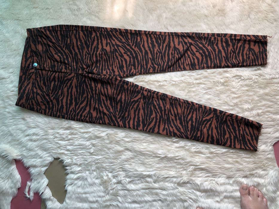 Джинси з приниом зебри від H&M