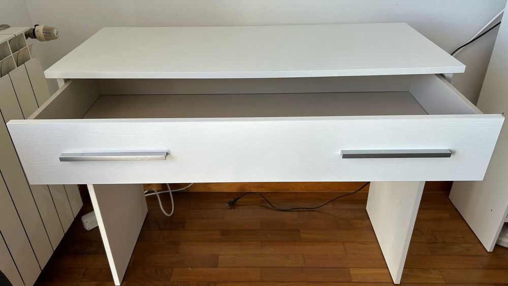 Secretária com gaveta