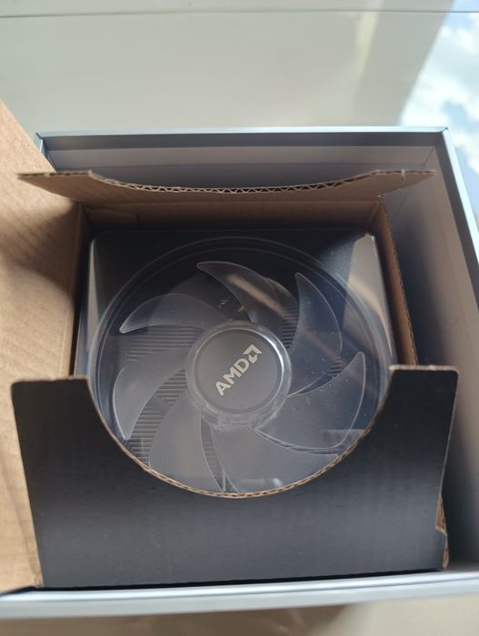 Pudełko od Ryzen 9 3900x z chłodzeniem