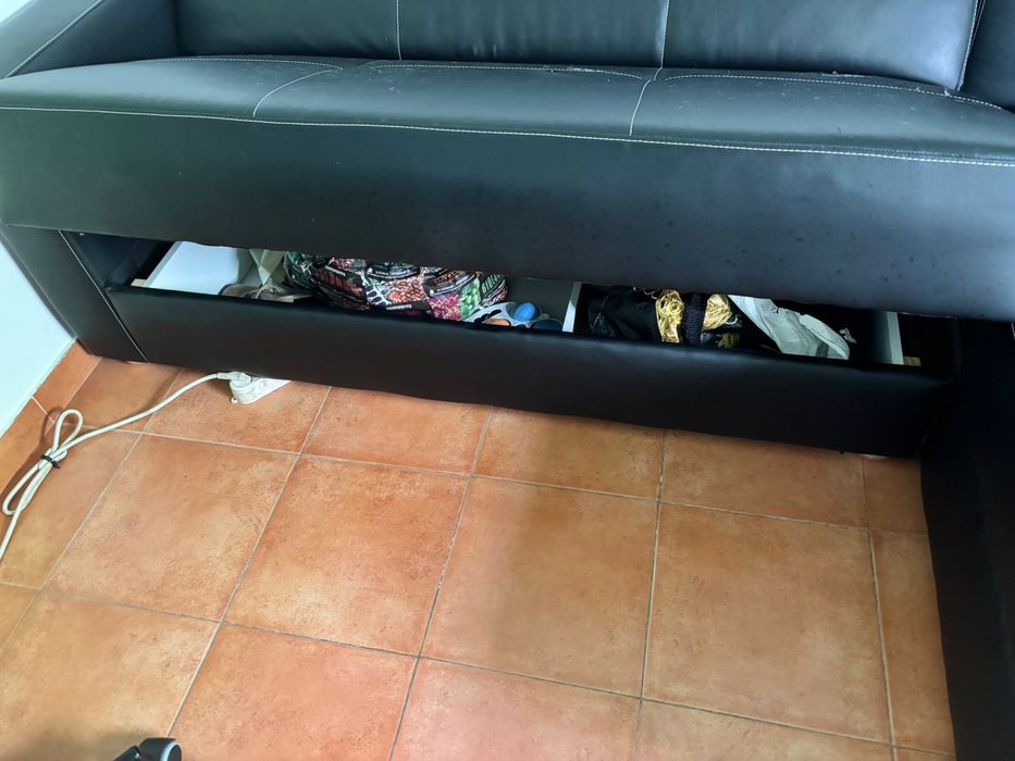 Vendo Sofá/cama preto com arrumaç ão