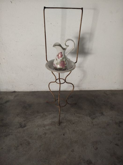 Lavatório antigo com bacia e jarro