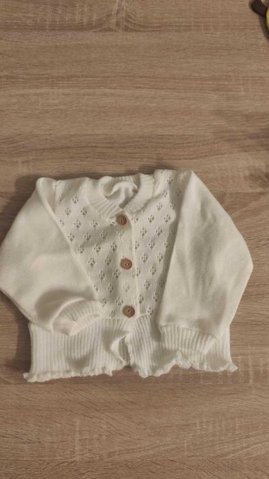 biały sweterek rozm. 80 na chrzest lub roczek