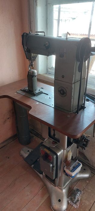 Швейна машинка Minerva, колоночна швейна машинка