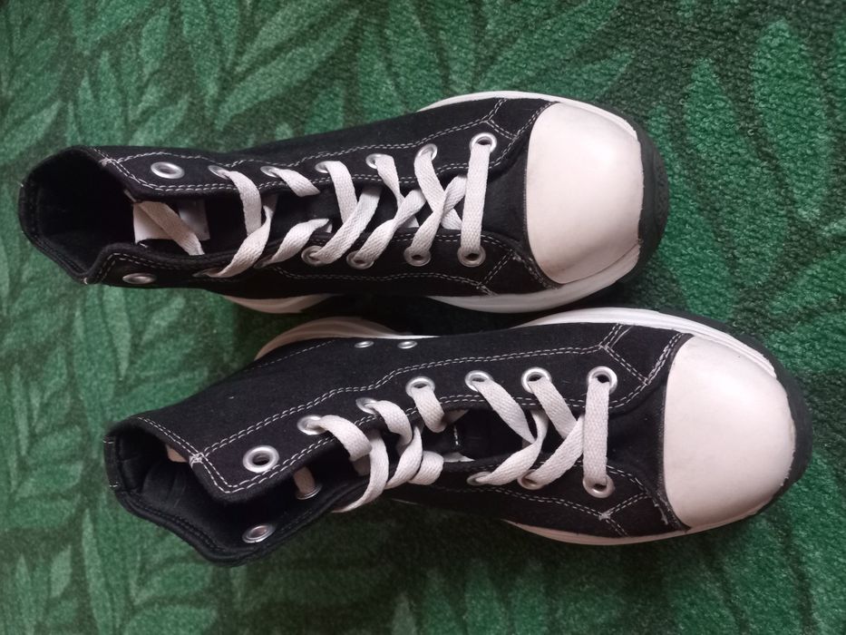 Buty trampki sportowe na podwyższeniu.