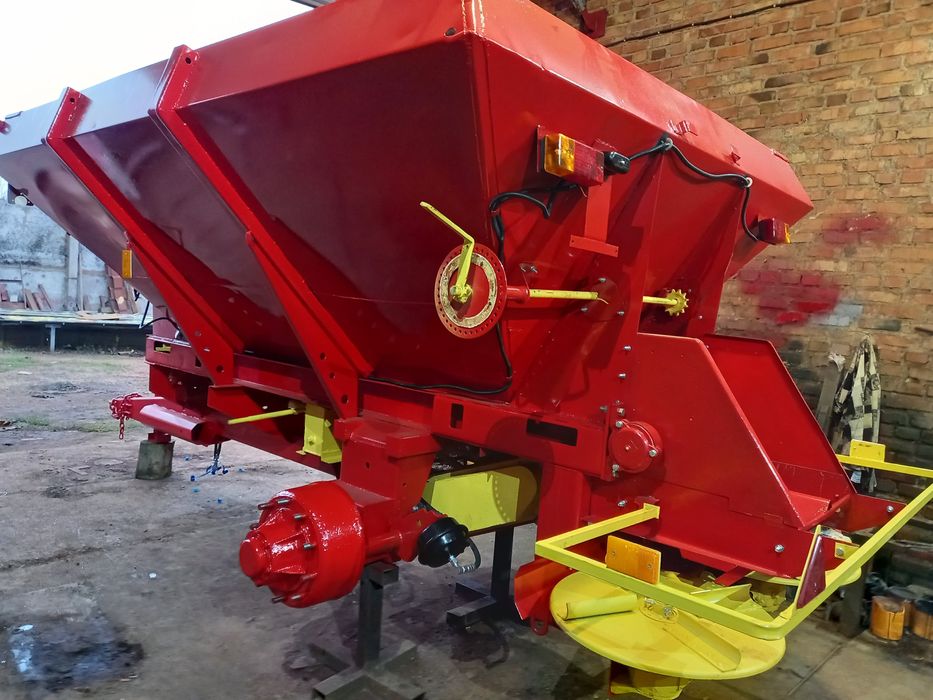 Розкидач мінеральних добрив МВУ-6