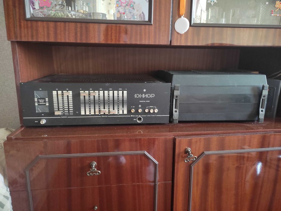 Старі програвачі і підсилювач звуку