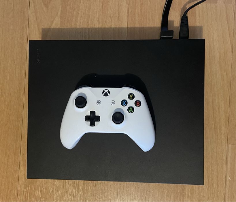 Konsola Xbox One X 1Tb + 4 gry