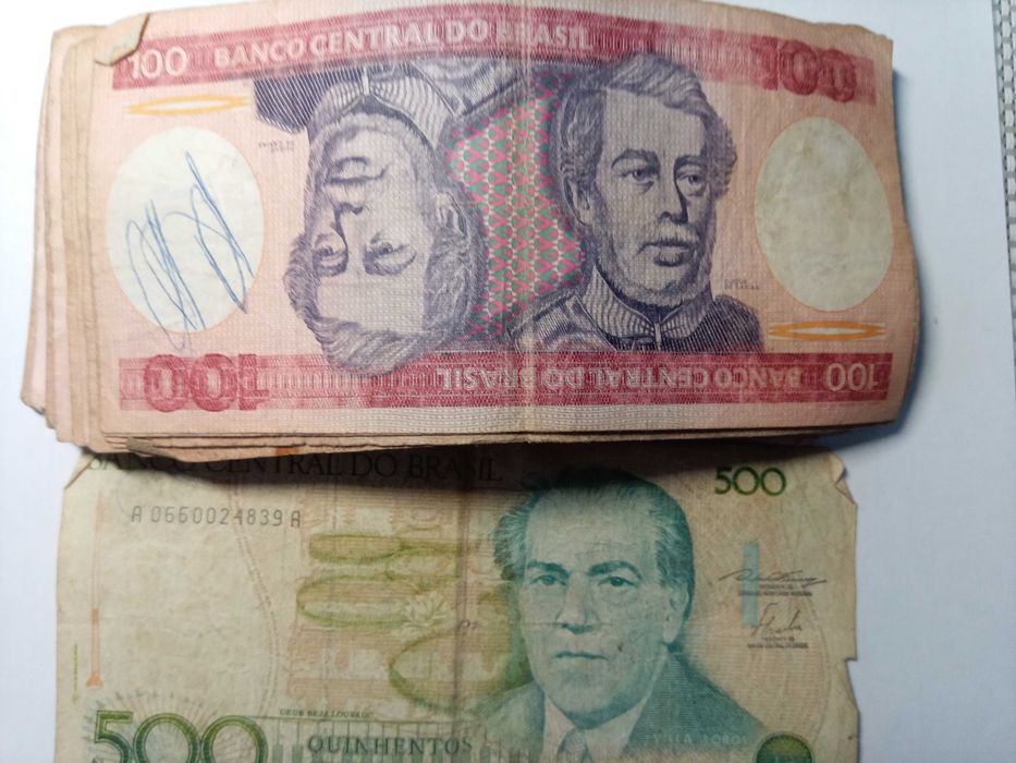 Varias moedas e notas Portuguesas e Estrangeiras de coleção