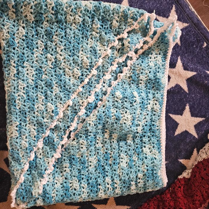 Ciepła, miękka i wyjątkowa – chusta handmade w odcieniu niebieskim