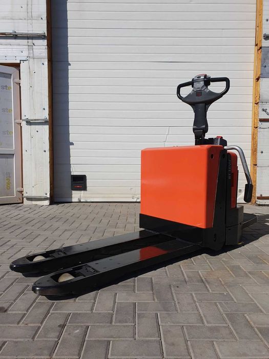 Оренда Електричний вилочний навантажувач (ЕЛЕКТРОРОКЛА) - BT LPE 200