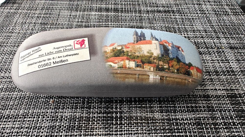 Oprawki do okularów, Okulary z etui.