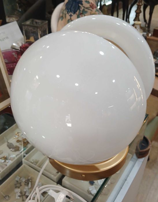 Vintage Cadeeiro Retro de Parede Globos brancos Impecavel