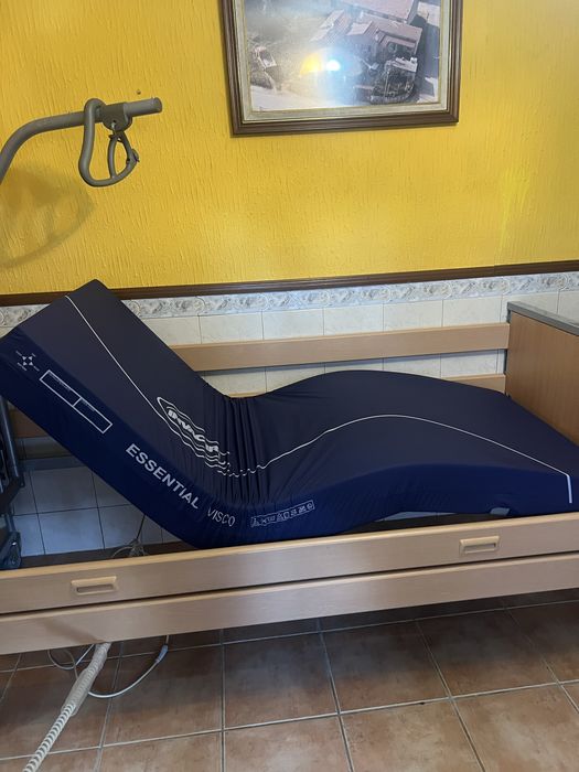 Cama articulada com comando