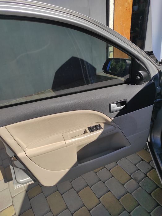 Машина на повному ходу сів і поїхав.