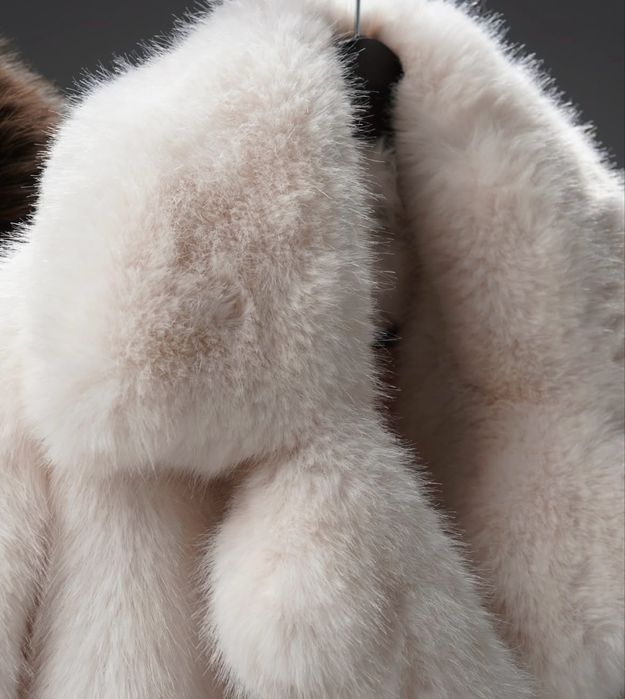 Трендова біла коротка шуба