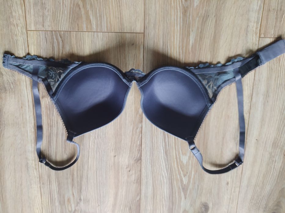 Elle MacPherson - biustonosz