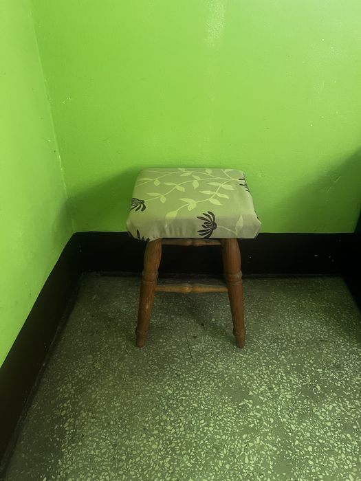 Stołek dębowy z miekkim siedziskiem