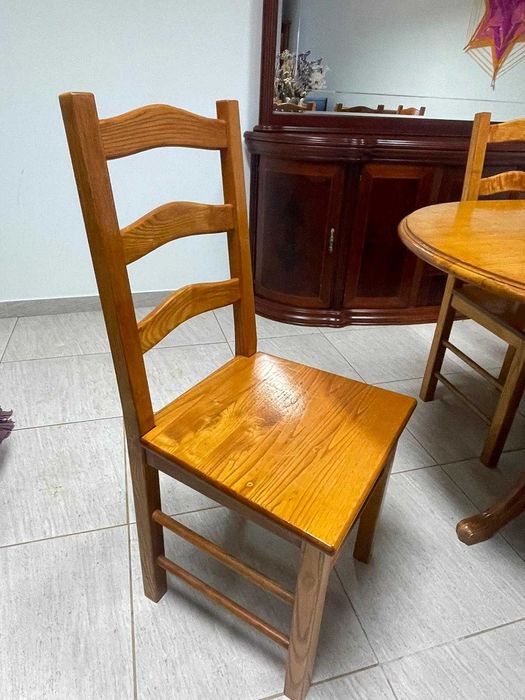Conjunto de mesa de jantar oval, em carvalho com pé de galo, extensivel e cadeiras