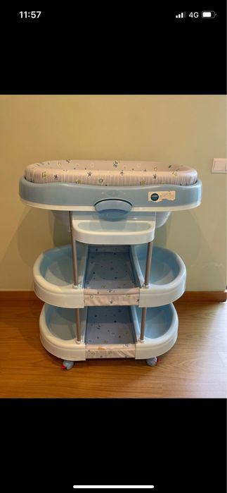 Muda-fraldas com banheira