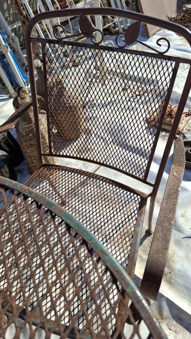 Mesa de ferro e cadeiras