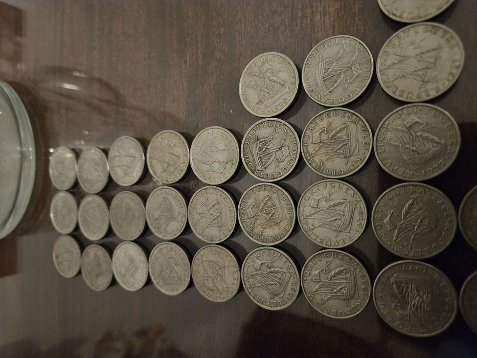 Moedas de 5 escudos dos anos entre 1963 e 1985