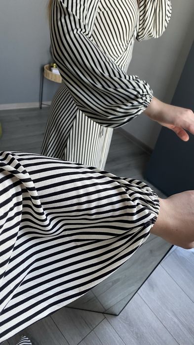 Сукня міді на запах в смужку, розмір xs-s