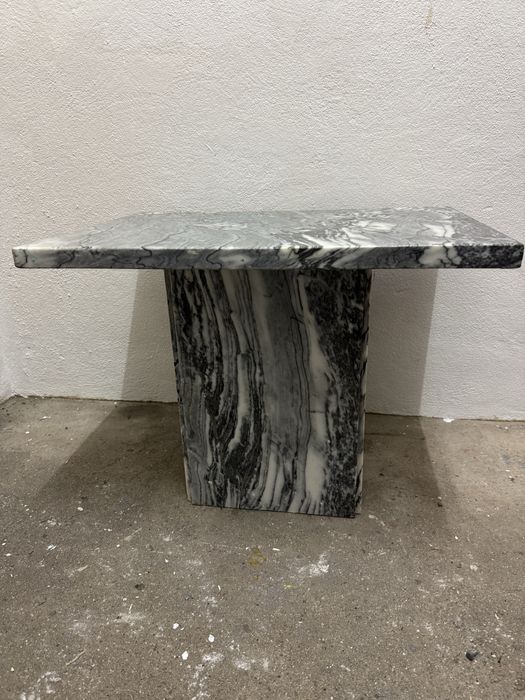 Mesa de apoio, em mármore