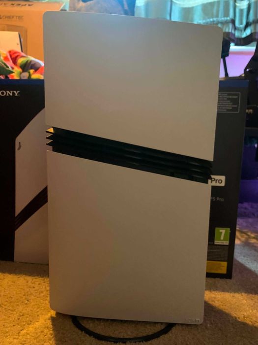 PS5 Pro 2 TB  + DualSense EDGE + stacja ładowania.