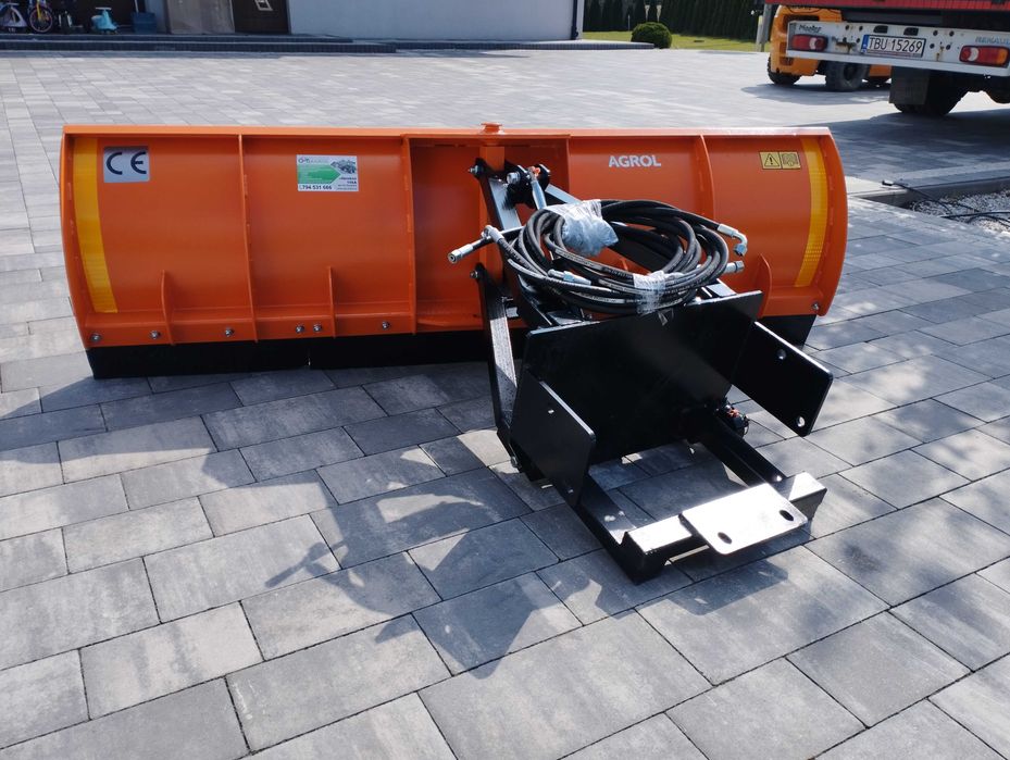 Spych do Śniegu Pług z Mocowaniem do Ciągnika MF 255 Hydraulika