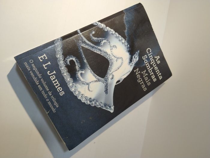 Livro "As cinquenta Sombras - Mais Negras", E. L. JAMES