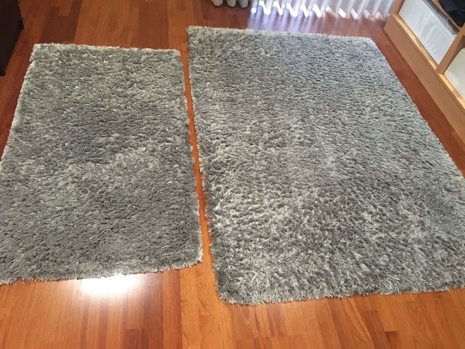 Duo de tapetes em cinza pêlo baixo
