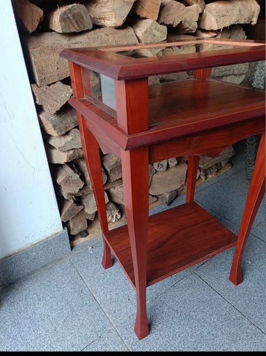 Mesa vitrine com tampo de abrir