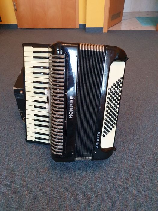 Akordeon Hohner Arietta 72 Basy Kufer Walizka Basów Futerał
