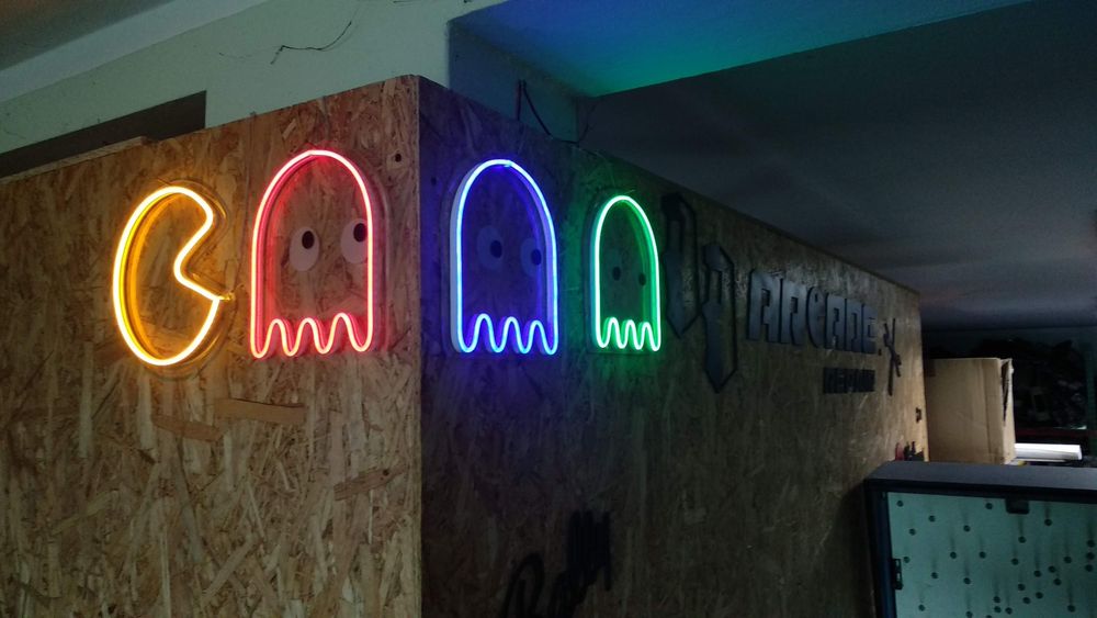 Pac man em neon de várias cores