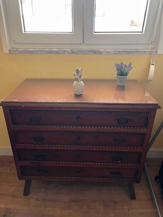 2 mesas de cabeceira e 1 cómoda com 4 gavetas