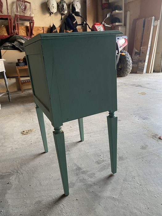Mesa de cabeceira ou mesa de apoio azul turquesa