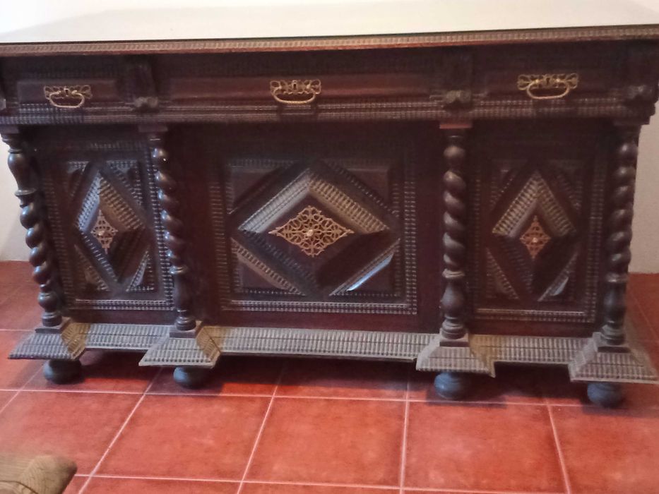 Secretária em pau preto.