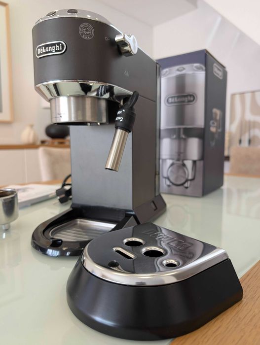 Máquina de café DeLonghi "Dedica" Style