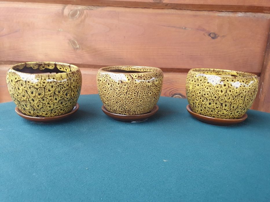 Żółta doniczka ceramiczna z przytwierdzoną podstawką
