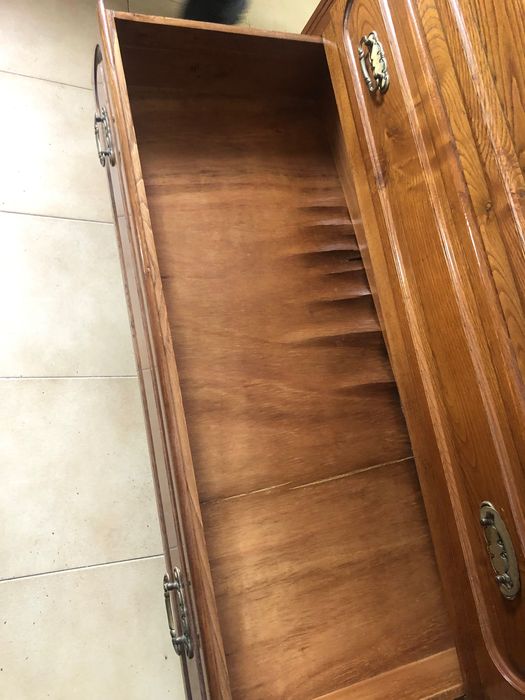 Cómoda de madeira maciça com espelho