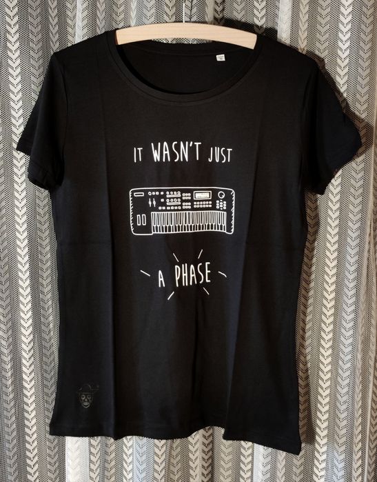 T-shirts "Não Era Apenas Uma Fase" pretas mulher II