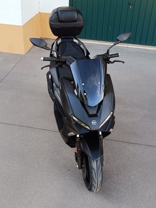Scooter 125 • 7000km • Como Nova • Livro Revisões • Top Case