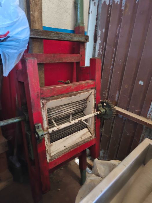 Esmagador elétrico em bom estado de conservação