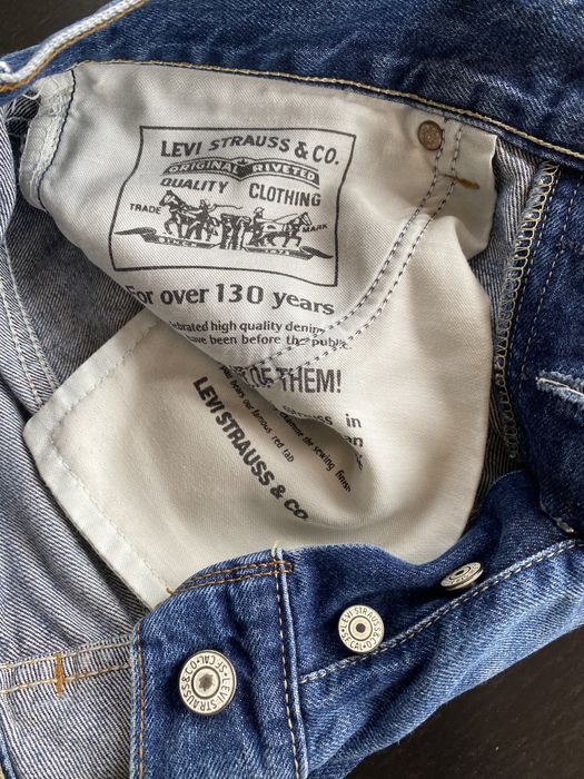 Três pares de calças e uma t-shirt