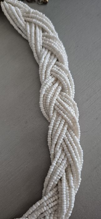 Naszyjnik biały pleciony