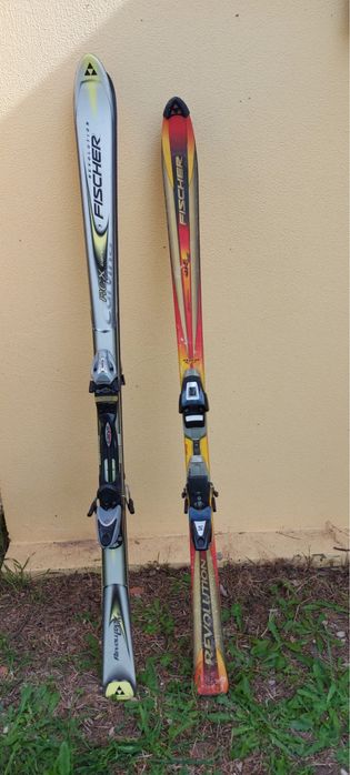 Skis dois pares sem uso