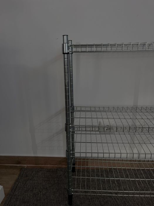 Ikea estante metálica.