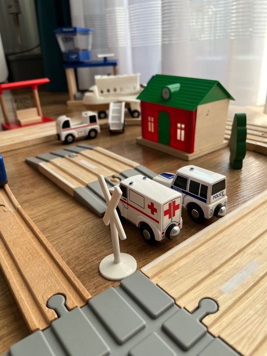 Duży zestaw drewnianych torów z lotniskiem